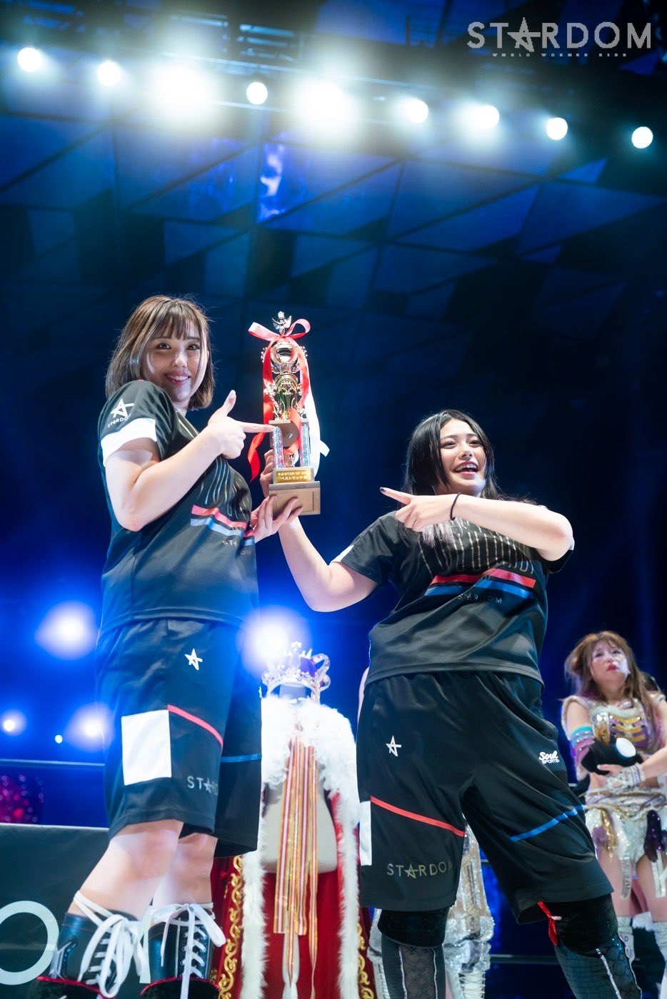 Himeka and Maika holding their Red Stars Match of the Tournament Award
