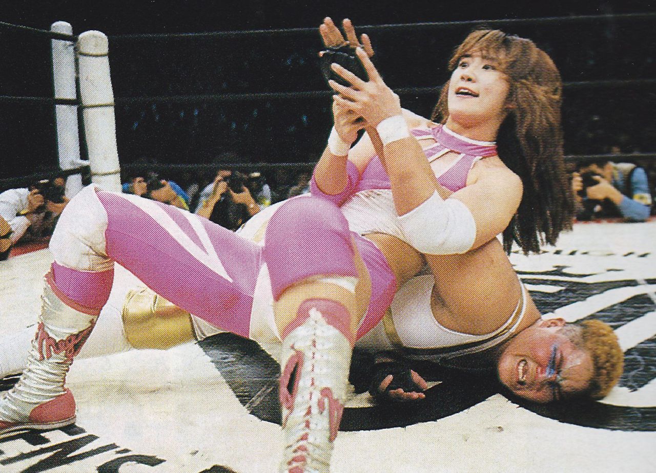 Megumi Kudo attacking Aja Kong's arm during their December 1993 singles match