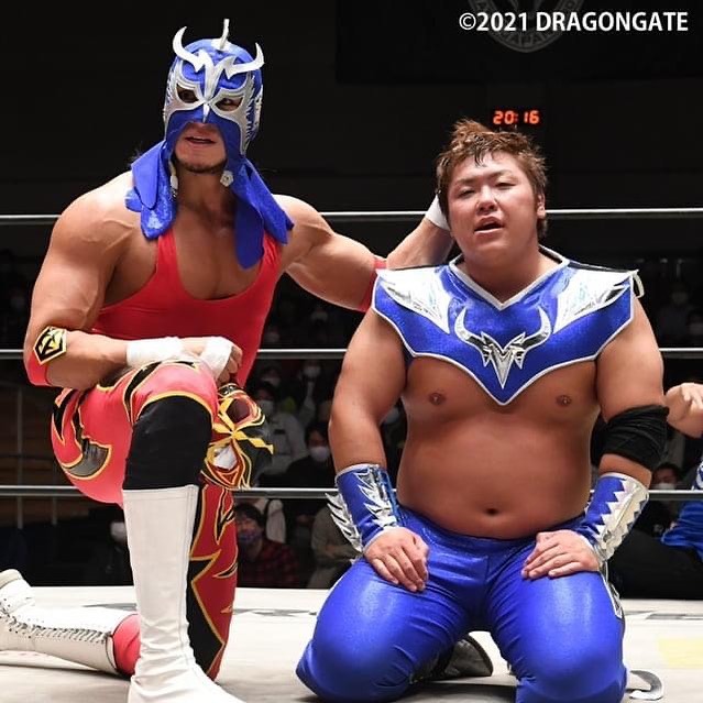 An image of Diamante holding up the former Bokutimo Dragon while wearing his mask